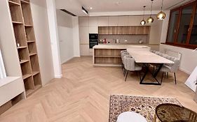 Stylish 3 Bedroom Apartment In The Hearth Of City Center With History